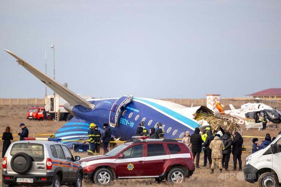 カザフスタン西部アクタウ近郊で、アゼルバイジャン航空の旅客機が墜落した現場で作業する当局者（2024年12月25日撮影）。【翻訳編集】 AFPBB News