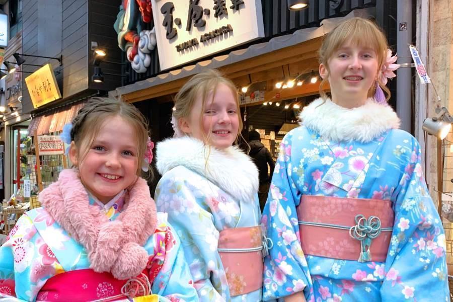 東京・浅草で出会ったオーストラリア人三姉妹の（左から）エリーザさん、ロージーさん、ケイトさん【写真：Hint-Pot編集部】