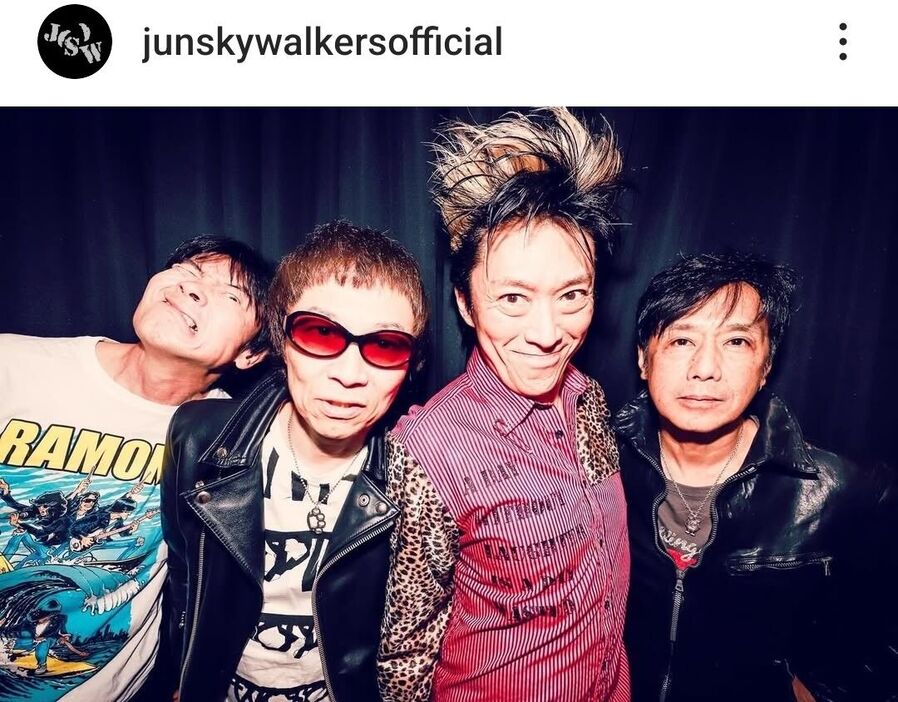 （左から）小林雅之、宮田和弥、森純太、サポートメンバーの市川勝也。「ＪＵＮ　ＳＫＹ　ＷＡＬＫＥＲ（Ｓ）」公式インスタグラム（＠ｊｕｎｓｋｙｗａｌｋｅｒｓｏｆｆｉｃｉａｌ）１月１日の投稿より