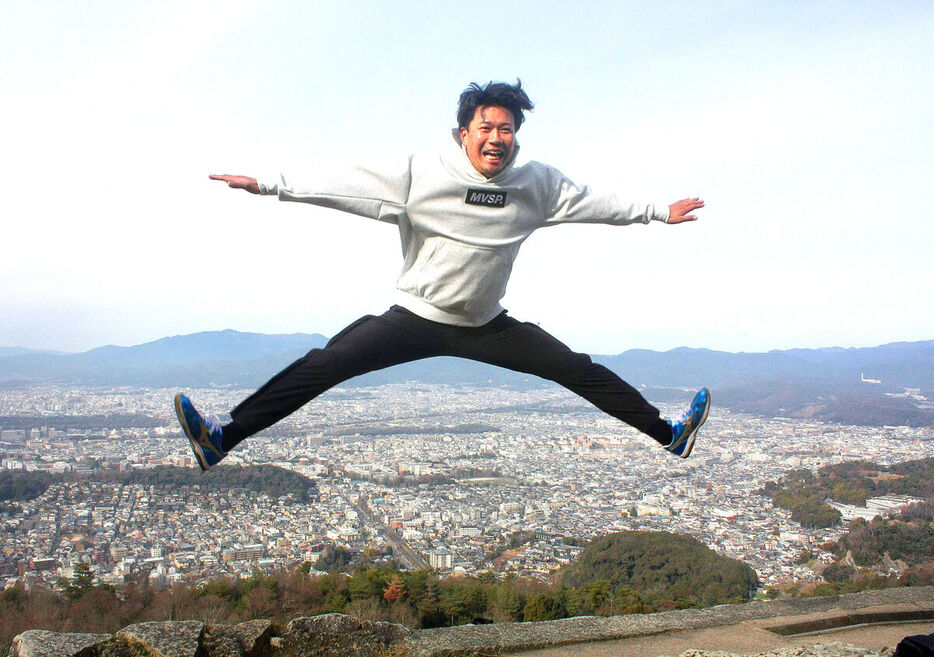 大文字山の山頂で大の字ジャンプを決める大野