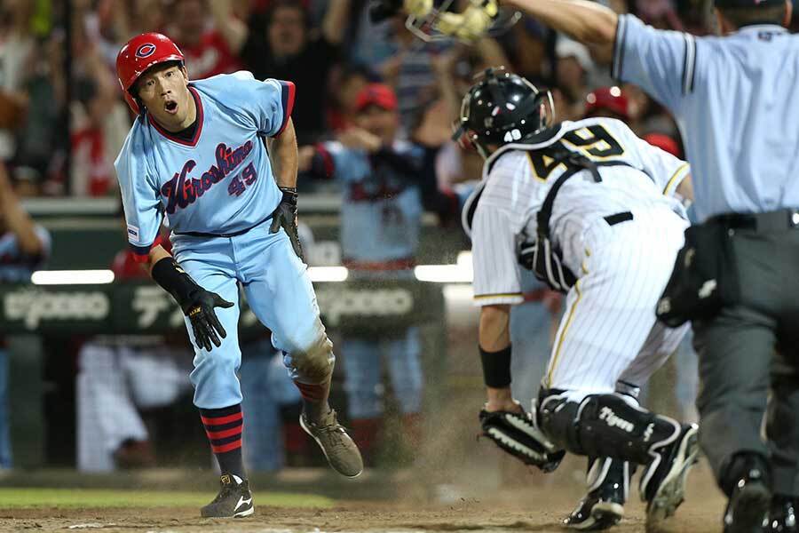 2012年8月25日の阪神戦でランニングホームランを記録した元広島・天谷宗一郎氏（左）【写真提供：産経新聞社】