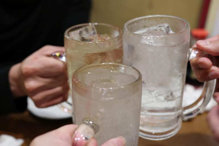 泡盛ジョッキで乾杯（Image by photo AC）