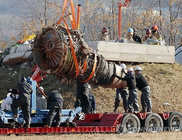 務安国際空港で3日、チェジュ航空機のエンジンの回収作業が行われた＝（聯合ニュース）