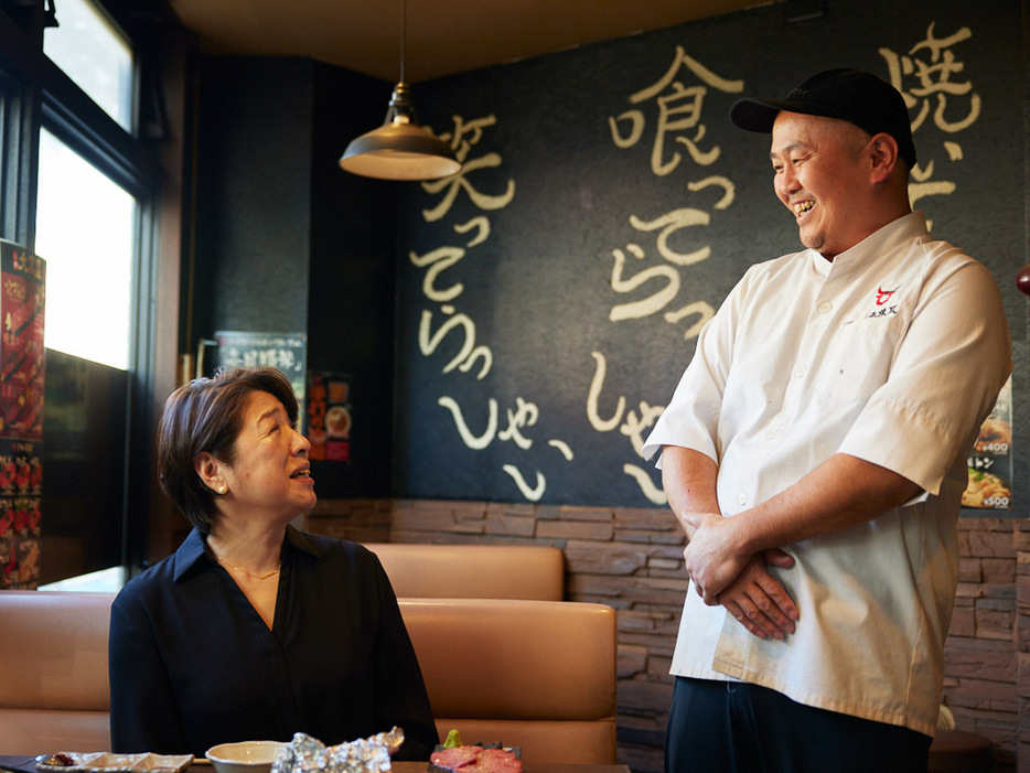 店主・蜂谷睦さんと談笑中の藤﨑さん