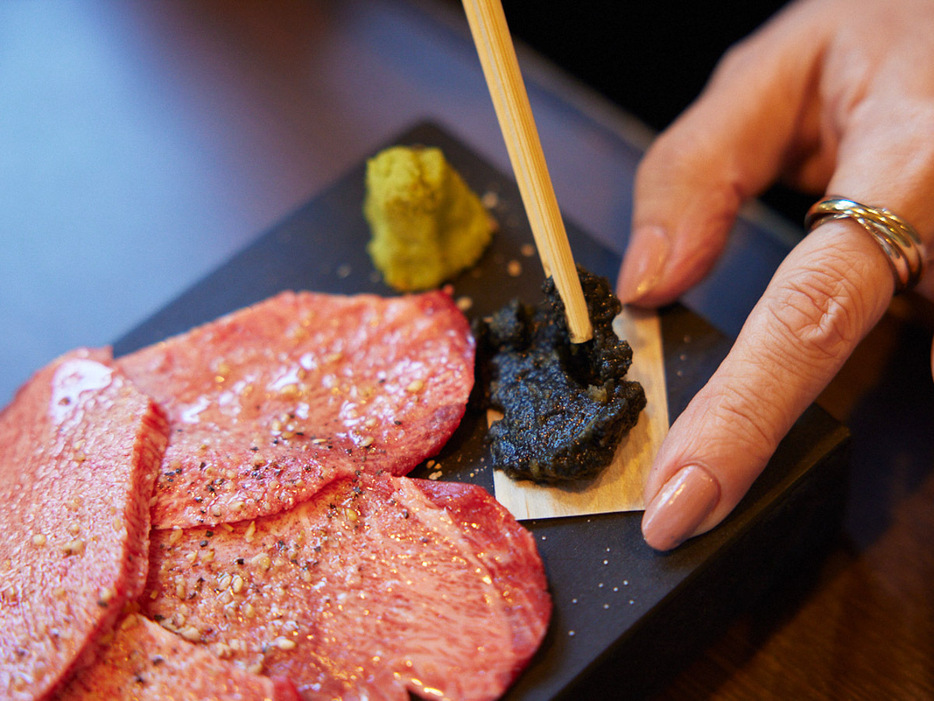 柚子胡椒は食用の竹炭を練り込むことでカドが取れてまろやかな味に。店ではほかに自家製焼肉のタレ、九州醤油、オリジナルポン酢だれの3種が用意される