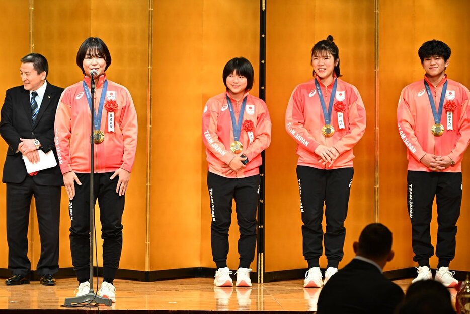 左から富山英明会長、藤波朱理、桜井つぐみ、鏡優翔、清岡幸大郎