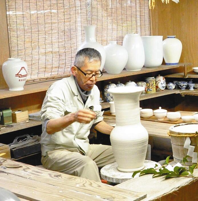 ろくろで花瓶を成形する深川聰さん