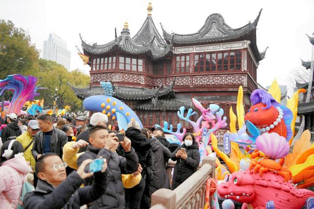 春節（旧正月）を前に団体客などでにぎわっていた上海を代表する観光地の豫園=2024年1月18日、井上亮撮影