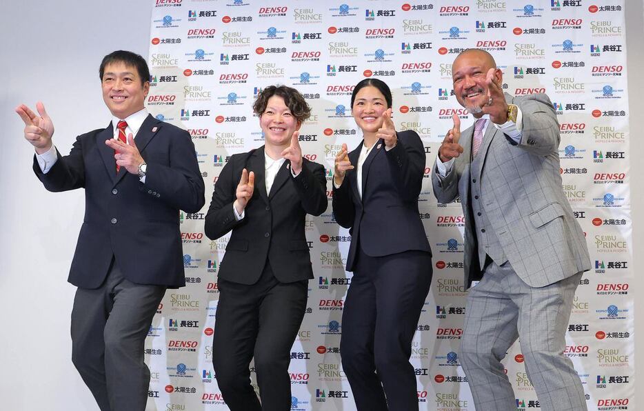 フォトセッションでポーズをとる（左から）アイスホッケー女子日本代表の飯塚祐司監督、小池詩織、細山田茜、日本アイスホッケー連盟のアレックス・ラミレス理事＝東京都新宿区（撮影・福島範和）