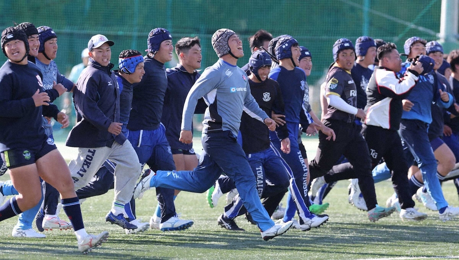 準決勝を前に笑顔で練習に臨む青野（手前中央）ら東海大大阪仰星フィフティーン（撮影・大森　寛明）