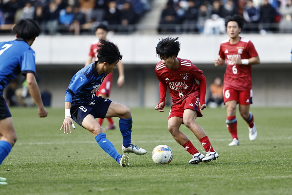 突破を図るMF亀田歩夢(写真協力『高校サッカー年鑑』)(HIGH SCHOOL SOCCER YEARBOOK)