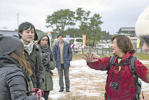 インバウンドで訪れた外国人観光客をガイドする町田さん（右）