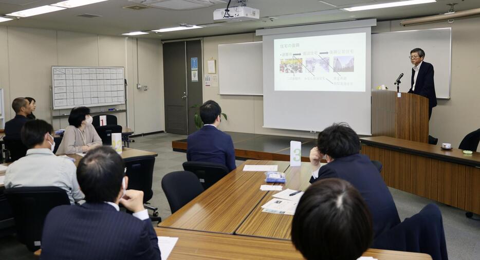 阪神大震災の教訓を学ぶ神戸市の係長研修＝2024年12月、神戸市