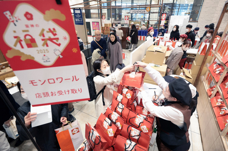 初売りが始まり、福袋を求める客＝大阪市北区の阪神百貨店梅田本店で2025年1月3日午前11時3分、中川祐一撮影