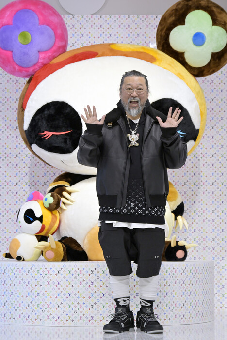 ルイ・ヴィトンとアーティストの村上隆さんがコラボした「ＬＯＵＩＳ　ＶＵＩＴＴＯＮ　×　ＭＵＲＡＫＡＭＩ」リエディション・コレクションの発売を記念したポップアップストアに来場した村上隆さん＝８日、都内