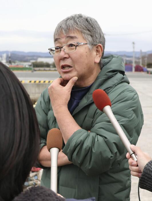 取材に応じる、救助活動に当たった大熊和也さん＝6日午後1時26分、茨城県北茨城市