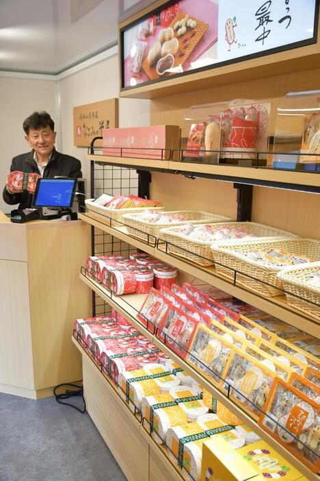 多くの和菓子が並ぶ移動販売車の店内