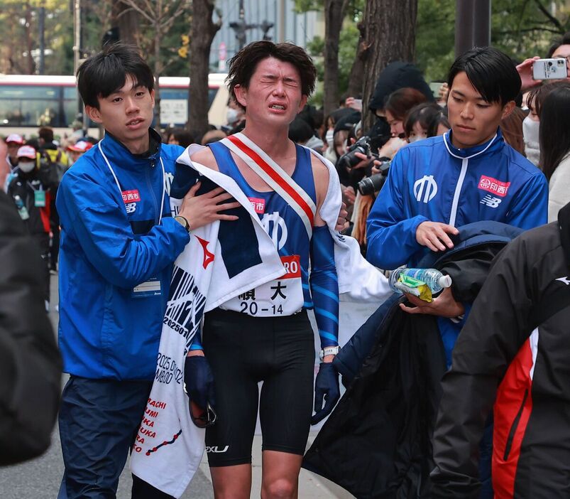 １０区をフィニッシュした順大・古川達也  （中央）（カメラ・竜田　卓）