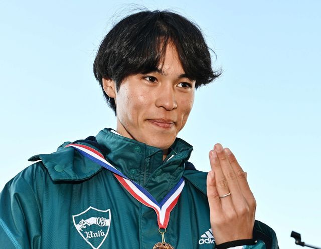 左手の薬指に指輪をはめる青山学院大の太田蒼生選手(写真：日刊スポーツ/アフロ)