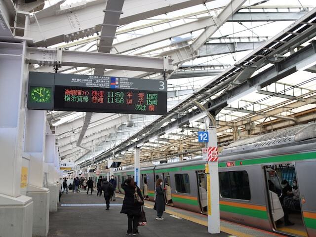 3番線に停車中の湘南新宿ラインの電車。東海道線直通の平塚行きだが、横須賀線直通の逗子行きもあるので要注意