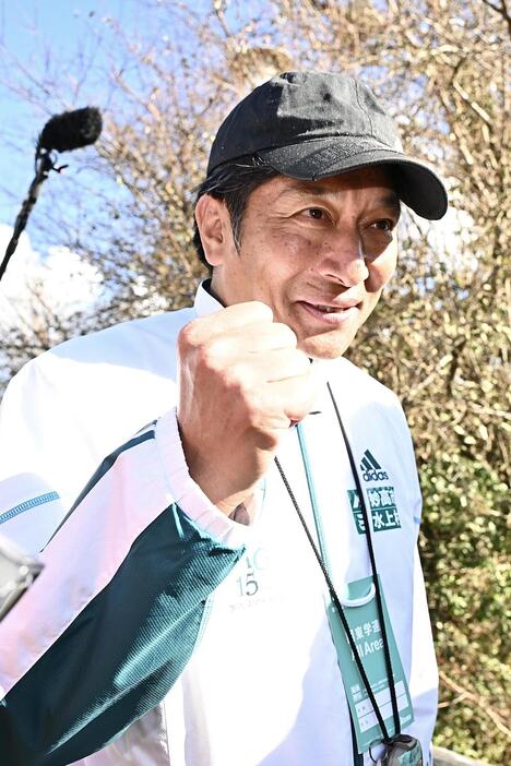 往路優勝を決めガッツポーズする青学大・原監督