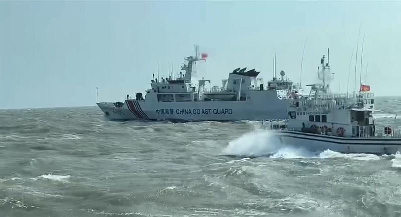 金門島周辺の制限海域内に進入した中国海警局の船（奥）＝2025年1月9日、金門県（海巡署金馬澎分署提供）