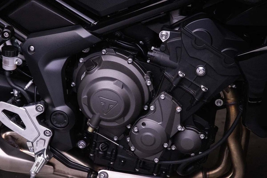 新型Tiger Sport 660の三気筒エンジンは、最高出力81PS/10,250rpm、最大トルク 64Nm/6,250rpmを発揮。レスポンスの良いスロットルによってリニアに加速する