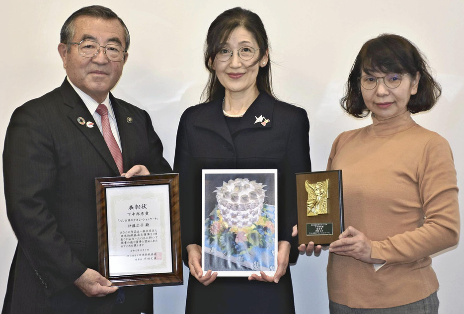 遠藤市長（左）に受賞を報告した伊藤さん（中央）