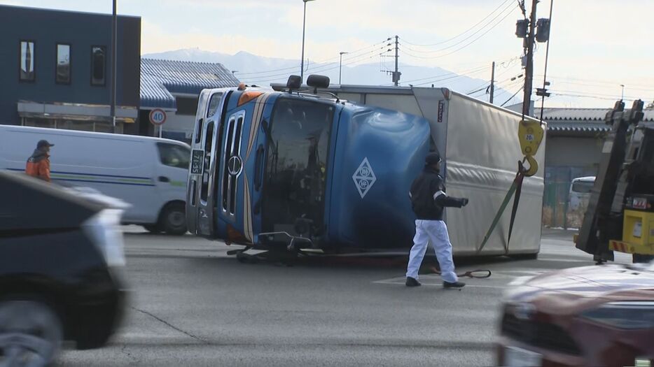 トラックが横転した現場（福岡市博多区）