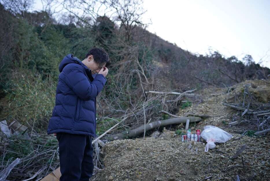 能登半島地震で妻子4人が犠牲となった現場を地震後初めて訪れ、冥福を祈った大間圭介さん＝1日午前10時39分、石川県珠洲市仁江町（恵守乾撮影）