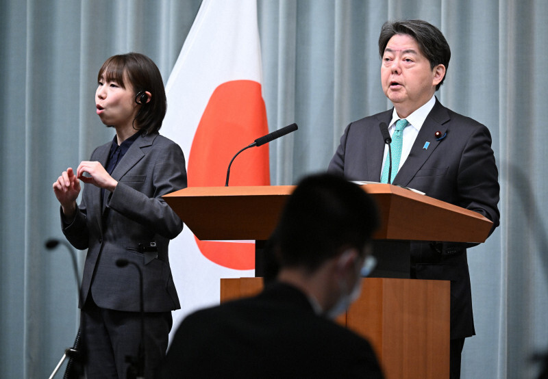 記者会見で質問に答える林芳正官房長官（右）。左は手話通訳者＝首相官邸で2025年1月10日午前9時49分、平田明浩撮影