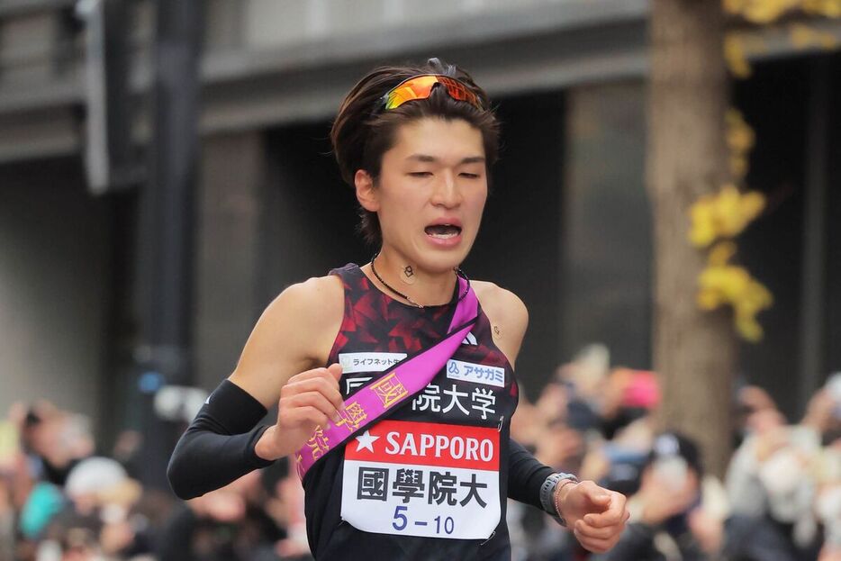 復路を３位でゴールする国学院大１０区・吉田蔵之介（カメラ・山崎　賢人）