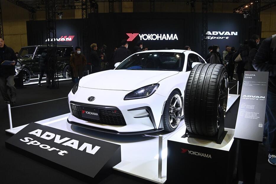 東京オートサロン2025のヨコハマタイヤブースでは、フラッグシップである「ADVAN」ブランドのタイヤと、それを履いたデモカーが展示された。