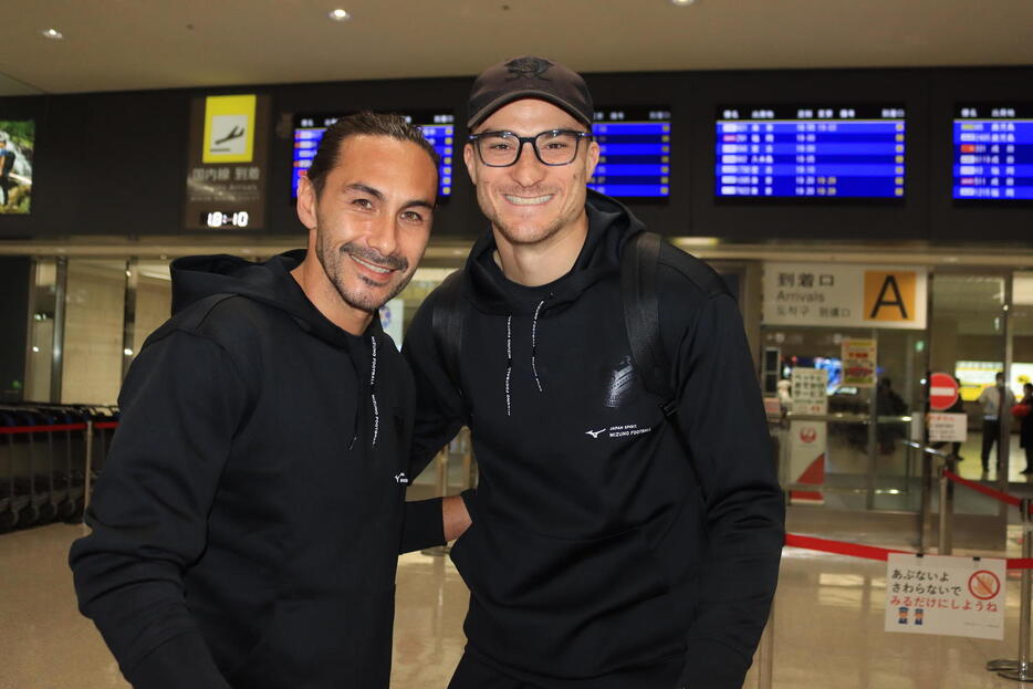 那覇空港に到着した札幌ジョルディ・サンチェス（右）と中島ファラン一生通訳（撮影・保坂果那）