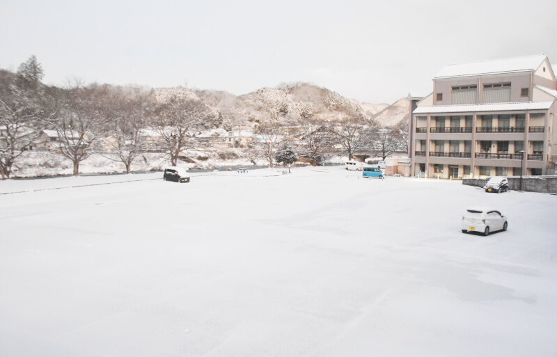 雪に覆われた勝山文化センター周辺＝10日午前6時51分、真庭市勝山