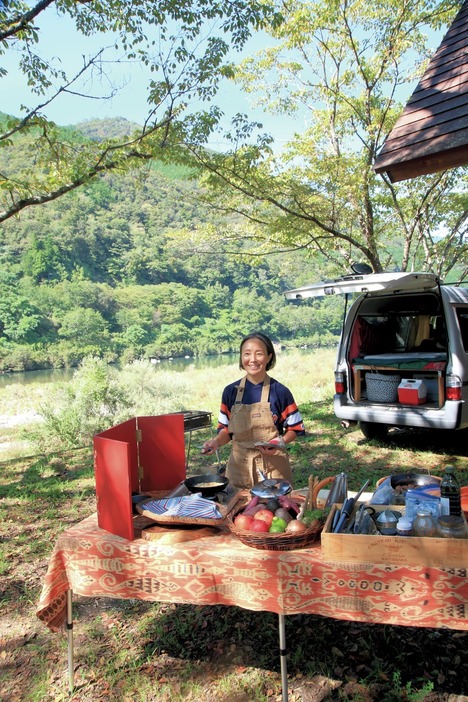 料理家・有元くるみさんに、旅の思い出をスパイスにしたオリジナルの無国籍料理を教えてもらった。