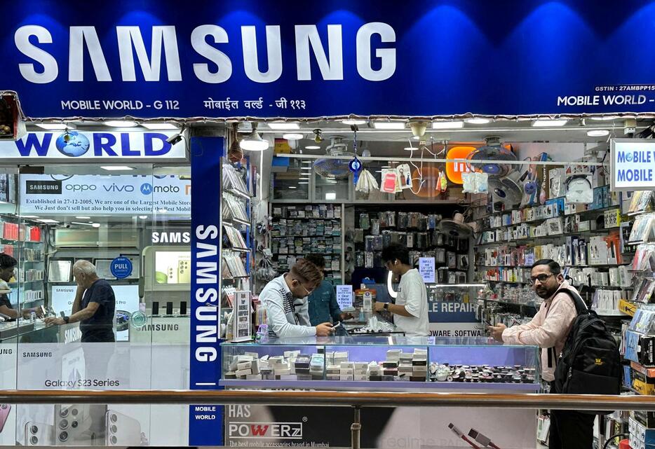 韓国サムスンの携帯電話などを扱う店舗＝2023年3月、インド・ムンバイ（ロイター＝共同）