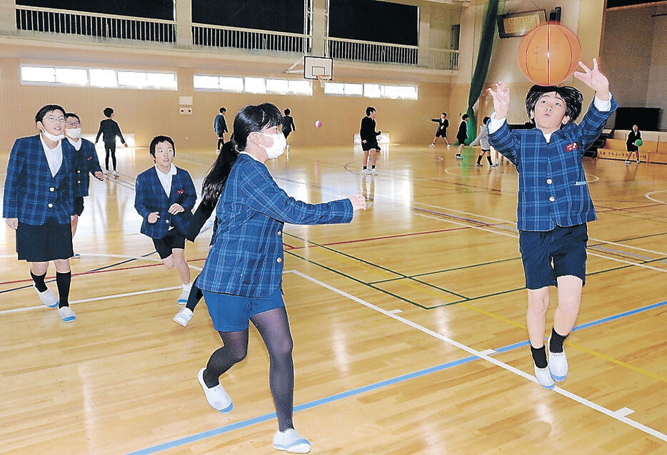 休み時間に体を動かして遊ぶ児童＝内灘町鶴ケ丘小