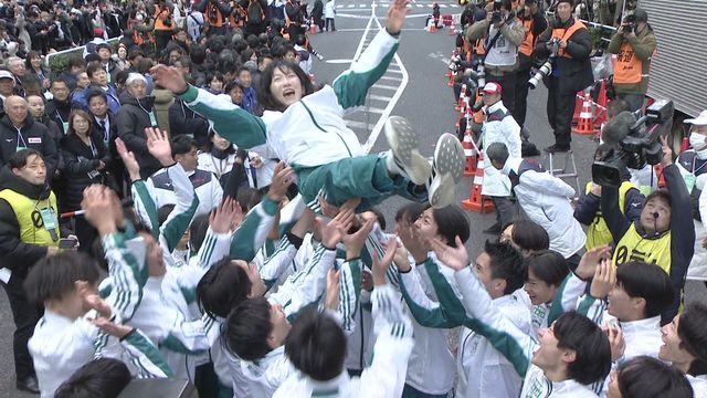 胴上げされる原晋監督の妻・美穂さん