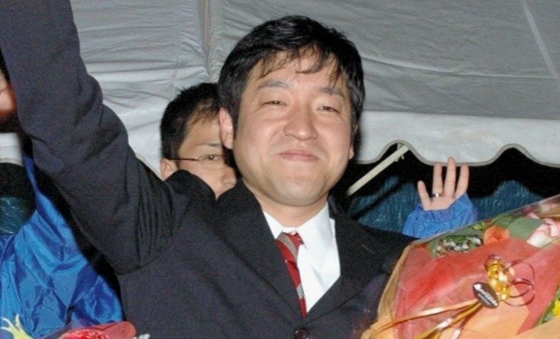 県議選で当選し、喜ぶ竹内英明氏（2007年）