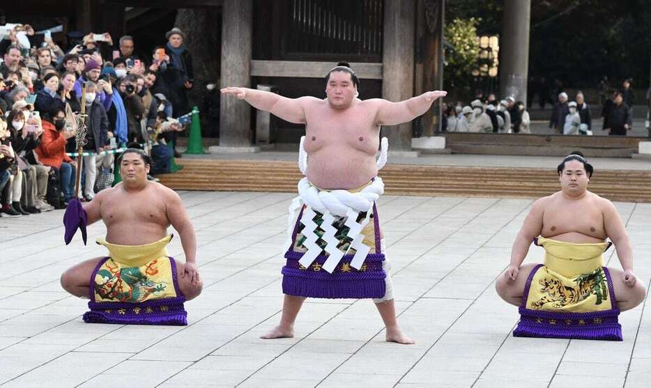 明治神宮で奉納土俵入りを行う横綱照ノ富士＝東京都渋谷区（高橋朋彦撮影）