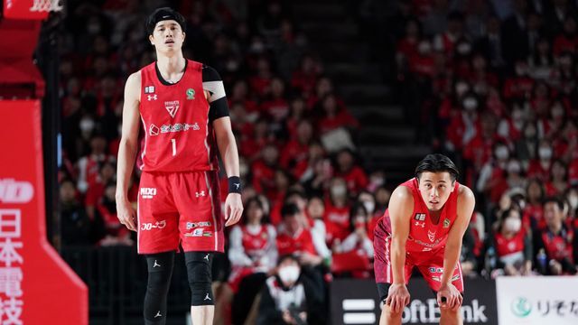 Bリーグ千葉ジェッツの左から渡邊雄太選手と富樫勇樹選手(写真：アフロ)