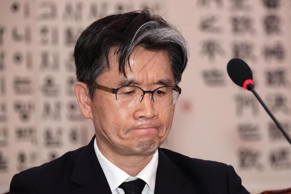 7日、韓国国会の法制司法委員会に出席した高官犯罪捜査庁の呉東運長官＝ソウル（聯合＝共同）