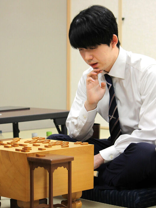 新将棋会館で初対局初勝利を収めた藤井聡太七冠