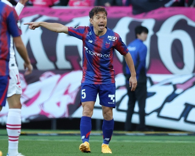 25シーズンもFC東京でプレーする長友。写真：永島裕基