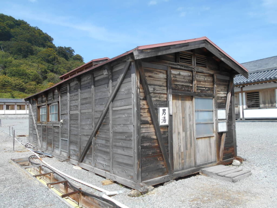 境内にある湯小屋の内部は温泉。男湯、女湯、男女入れ替え制、混浴の４つの湯小屋がある。撮影：森田季節