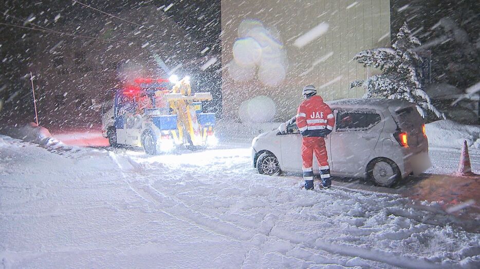 雪でスリップ、縁石に衝突