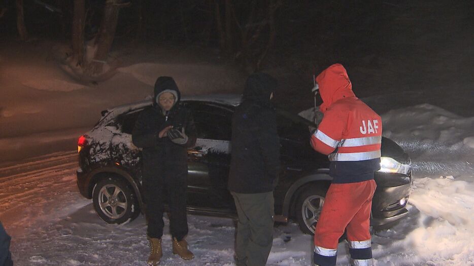 マレーシアからの観光客が雪道で立ち往生