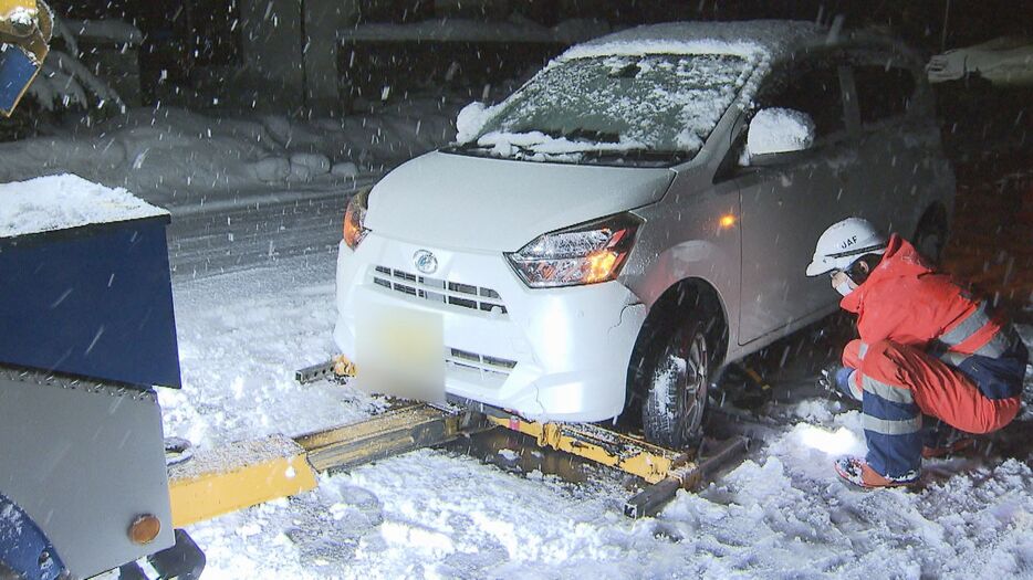 雪でスリップし、縁石に衝突した車をレッカー（2024年12月31日）