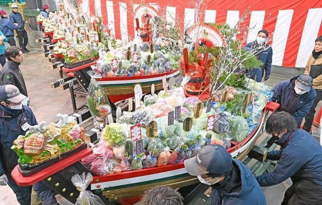 初市にお目見えした宝船（5日、東京都大田区で）